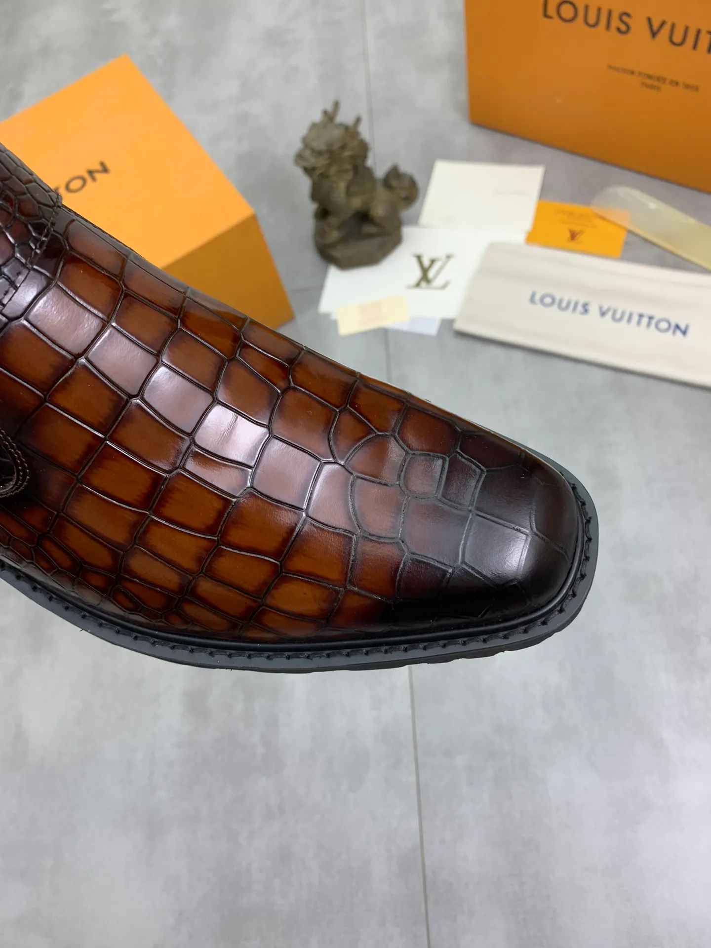 Men's shoes 💰P640 💰【New】🆘Water-dyed cow lining LV Louis Vuitton business high-top leather shoes, made of original imported Italian 🇮🇹 open-edge bead-rubbed open-edge bead cowhide, full cowhide lining, carefully handmade by professional shoemakers, the original version is specially designed for wear-resistant outsole. Standard code: 38-45 3⃣️color🉑️select
